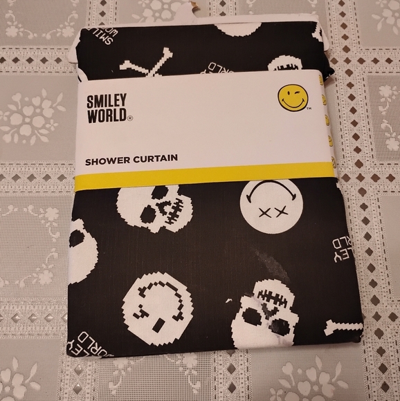 🆕 Skulls and Cross Bones Shower Curtain by Smiley World, NIP - Picture 5 of 6